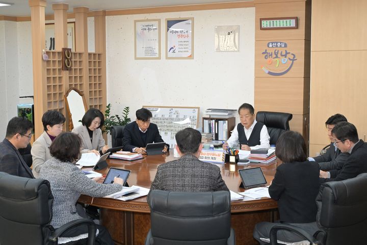 [울산=뉴시스] 12일 서동욱 울산 남구청장이 구청장실에서 '현장 중심 업무매뉴얼 점검 회의'를 주재하고 있다. (사진=울산 남구 제공) 2026.01.12. photo@newsis.com *재판매 및 DB 금지