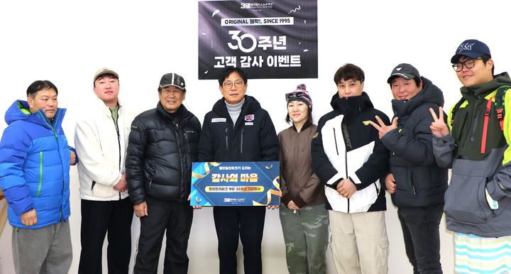 [횡성=뉴시스] 감사이벤트에 당첨된 고객들이 기념 촬영을 하고 있다. (사진=웰리힐리파크 제공) 2026.01.12. photo@newsis.com *재판매 및 DB 금지