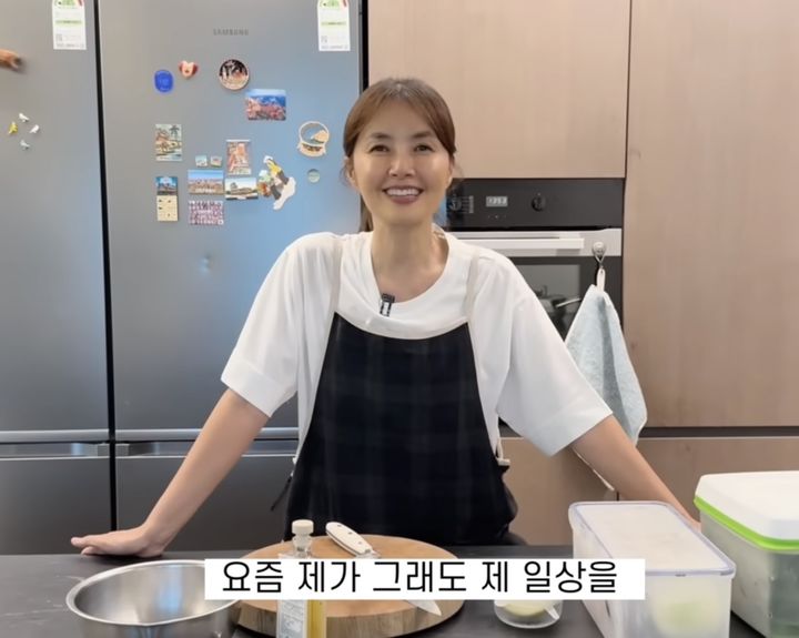 [뉴시스] 배우 신애라(56)가 평소 즐겨 먹는 식단을 공개했다. (사진='신애라이프' 유튜브 채널 캡처) *재판매 및 DB 금지