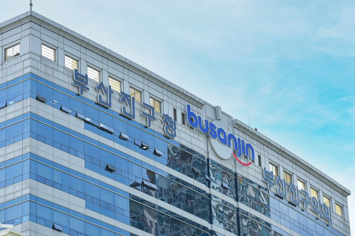 부산 주민센터 민원인 난동…공무원 머리 들이받아