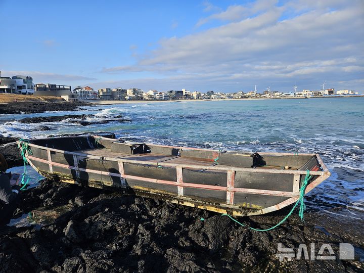 [제주=뉴시스] 12일 오전 제주시 구좌읍 월정리 해안가에서 한자가 적힌 목선이 발견됐다. (사진=제주해양경찰서제공) 2026.01.12. photo@newsis.com 