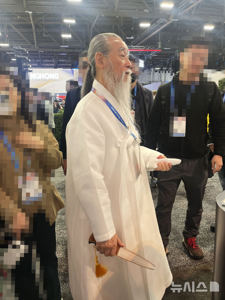 [라스베이거스=뉴시스]이현주 기자 = 역술인 천공이 CES 2026이 개막한 6일(현지시간) 미국 라스베이거스 컨벤션센터(LVCC) 전시장을 둘러보고 있다. lovelypsyche@newsis.com 