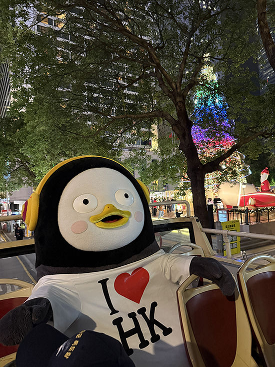 펭수가 홍콩의 다채로운 분위기를 즐기고 있다. (사진=홍콩관광청) *재판매 및 DB 금지