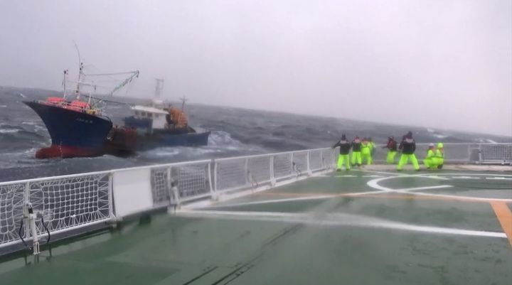 [동해=뉴시스] 기상 악천후 속에 동해해경청이 어선을 예인하고 있다.(사진=동해해경청 제공)photo@newsis.com *재판매 및 DB 금지