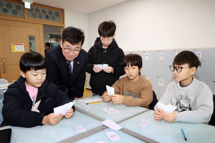 윤건영 충북도교육감(왼쪽 두번째)이 12일 겨울방학 기간 학력도약 교실을 운영하는 청주 상당초등학교를 찾아 수업을 지켜보고 있다.(사진=충북교육청 제공).2026.01.12.photo@newsis.com *재판매 및 DB 금지