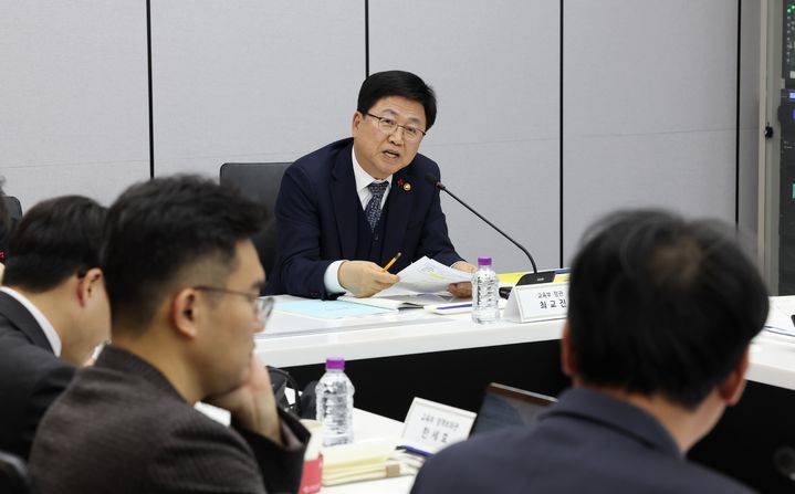 [세종=뉴시스] 사진은 업무보고를 받는 최교진 교육부 장관. (사진=교육부 제공) *재판매 및 DB 금지