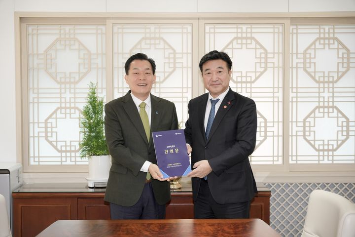 [수원=뉴시스] 이재준 경기 수원시장이 12일 윤호중 행정안전부 장관에게 건의문을 전달하고 기념촬영을 하고 있다. (사진=수원시 제공) 2026.01.12. photo@newsis.com *재판매 및 DB 금지