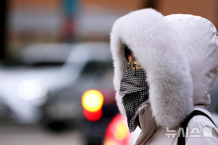 [광주=뉴시스] 전국이 영하권으로 떨어진 12일 광주 북구청 교차로에서 구청 공직자들이 두꺼운 패딩 점퍼를 입고 출근길을 재촉하고 있다. (사진 = 광주 북구 제공) 2026.01.12. photo@newsis.com