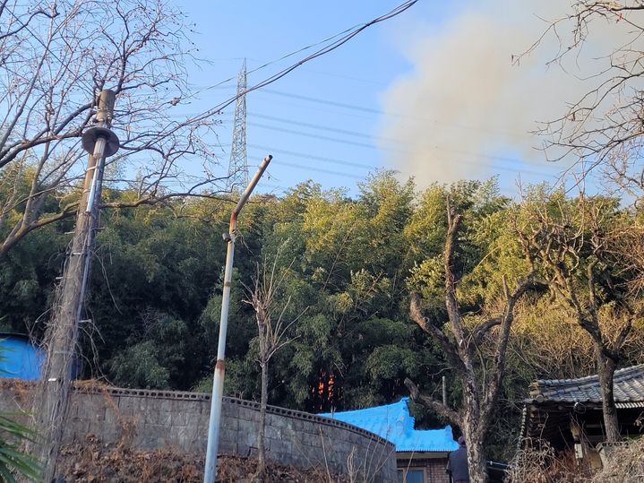[울산=뉴시스] 12일 오후 울산 울주군 온양읍 내광리 한 농막에서 불이나 연기가 올라오고 있다. 2026.01.12. (사진=울산소방본부 제공) photo@newsis.com *재판매 및 DB 금지