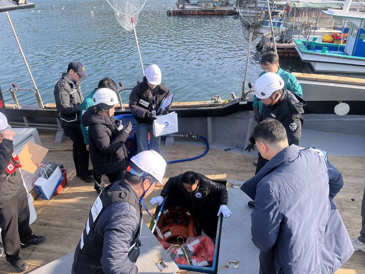 경남도, 설 연휴 대비 어선 및 낚시어선 사전 안전점검. (사진=경남도 제공) 2026.01.12. *재판매 및 DB 금지