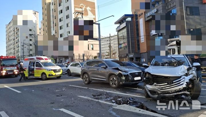 [경주=뉴시스] 경주시 현곡면 금장사거리 SUV·시내버스 3중 충돌 사고 현장(사진=경북소방본부 제공) 2026.1.12. photo@newsis.com