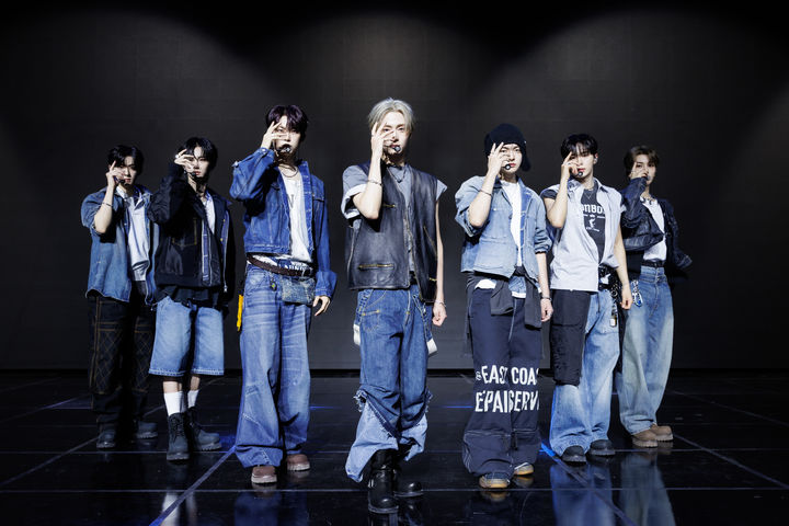 [서울=뉴시스] 신인 그룹 '알파드라이브원'이 12일 서울 용산구 블루스퀘어에서 열린 데뷔 쇼케이스에서 포즈를 취하고 있다. (사진=웨이크원 제공) 2026.01.12. photo@newsis.com *재판매 및 DB 금지