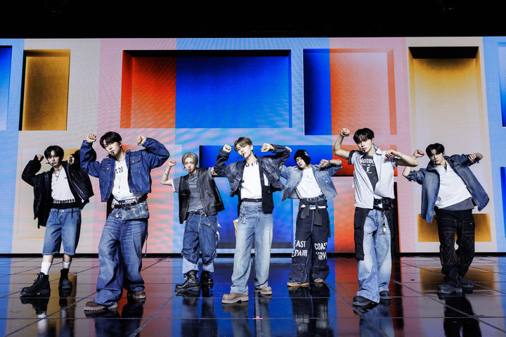 [서울=뉴시스] 신인 그룹 '알파드라이브원'이 12일 서울 용산구 블루스퀘어에서 열린 데뷔 쇼케이스에서 포즈를 취하고 있다. (사진=웨이크원 제공) 2026.01.12. photo@newsis.com *재판매 및 DB 금지