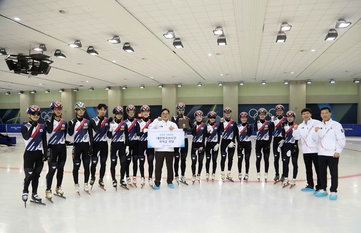 [서울=뉴시스] 쇼트트랙 대표팀 훈련장 방문해 격려금을 전달한 우원식 국회의장(가운데). (사진=대한체육회 제공). 2026.01.12. *재판매 및 DB 금지
