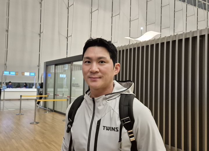 [인천공항=뉴시스] 문채현 기자 = 프로야구 LG 트윈스의 오지환이 12일 인천국제공항에서 스프링캠프 선발대 출국을 앞두고 취재진을 만나 인터뷰를 하고 있다. 2026.01.12. dal@newsis.com *재판매 및 DB 금지