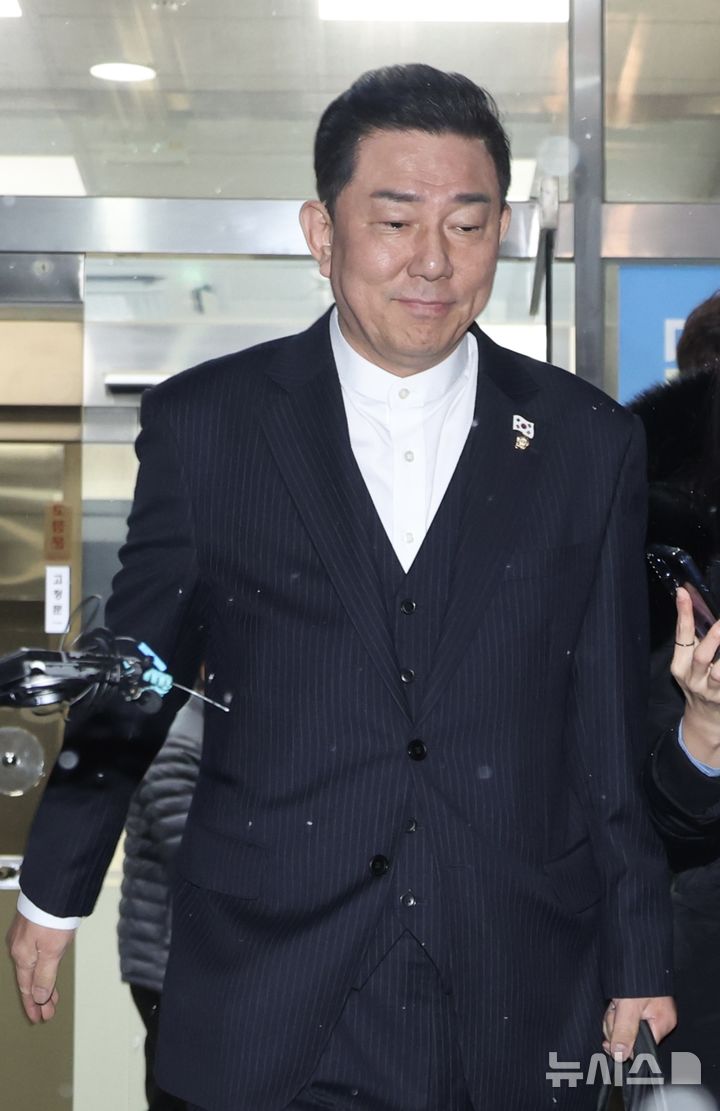 [서울=뉴시스] 조성봉 기자 = 김병기 더불어민주당 전 원내대표가 지난 12일 서울 여의도 중앙당사에서 열린 윤리심판원 회의 출석을 마치고 밖으로 나서고 있다. 2026.01.12. suncho21@newsis.com