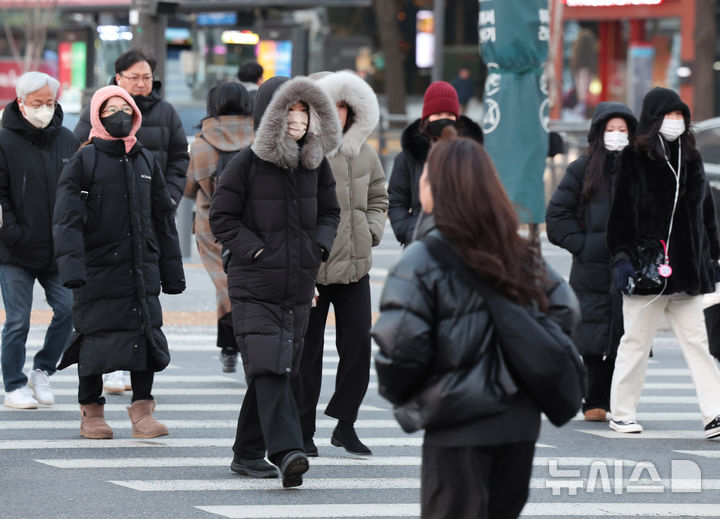 [서울=뉴시스] 배훈식 기자 = 사진은 지난12일 오전 서울 종로구 세종대로사거리에서 두꺼운 옷차림의 시민들이 출근길 발걸음을 옮기고 있는 모습. 2026.01.12. dahora83@newsis.com