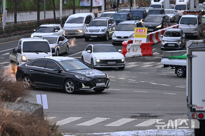 눈 그친 광주…도로는 '꽁꽁' 차량은 '설설' 출근길 '덜덜'
