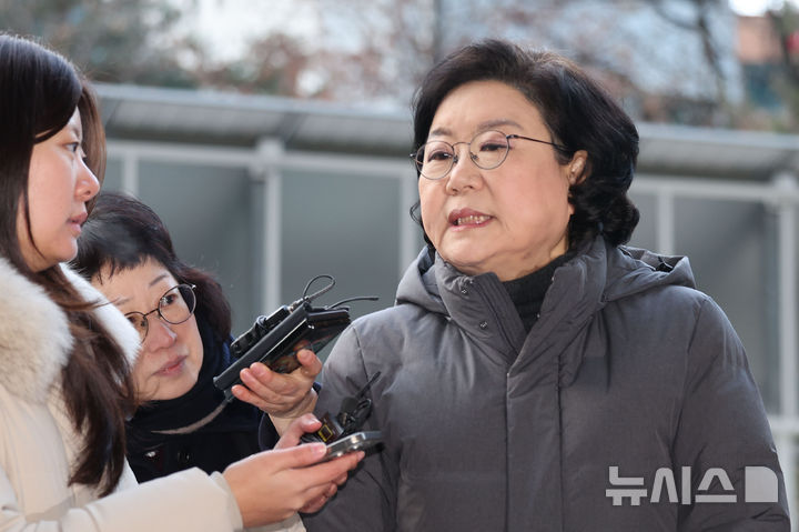 [서울=뉴시스] 권창회 기자 = 이혜훈 기획예산처 장관 후보자가 12일 서울 중구 예금보험공사에 마련된 청문회 준비 사무실로 출근하며 취재진 질의에 답하고 있다. 2025.01.12. kch0523@newsis.com