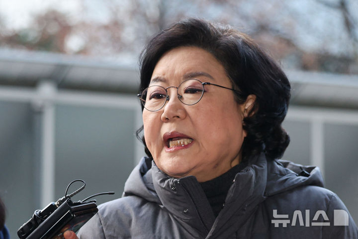 [서울=뉴시스] 권창회 기자 = 이혜훈 기획예산처 장관 후보자가 12일 서울 중구 예금보험공사에 마련된 청문회 준비 사무실로 출근하며 취재진 질의에 답하고 있다. 2025.01.12. kch0523@newsis.com