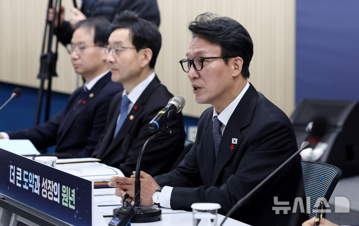 김민석 총리 "업무보고 본질은 '국민 시선'…자율적 긴장감 가져야"