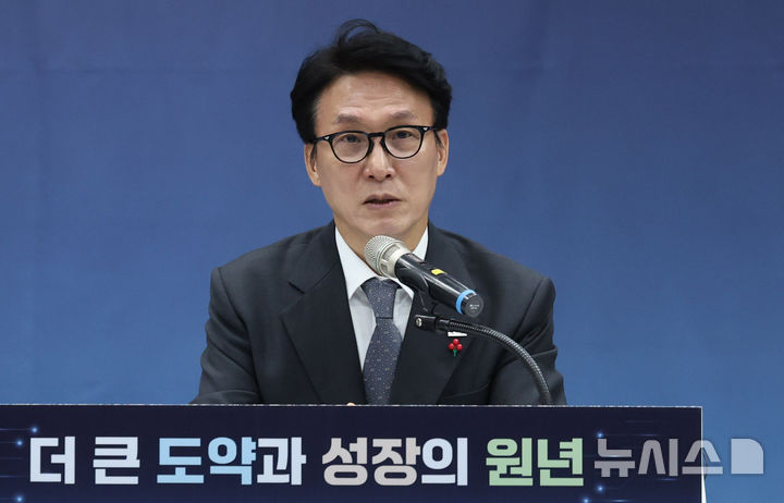 [서울=뉴시스] 추상철 기자 = 김민석 국무총리가 12일 오전 서울 은평구 행정연구원에서 열린 5개처·원안위 업무보고에서 발언하고 있다. 2026.01.12. scchoo@newsis.com