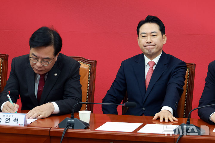 [서울=뉴시스] 고승민 기자 = 장동혁 국민의힘 대표가 12일 서울 여의도 국회에서 열린 최고위원회의에서 생각에 잠겨 있다. 2026.01.12. kkssmm99@newsis.com