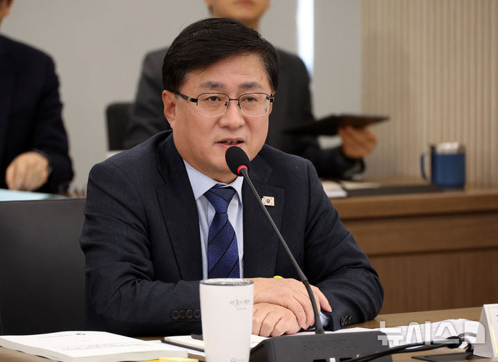 [세종=뉴시스] 강종민 기자 = 김성환 기후에너지환경부 장관이 12일 세종시 정부세종청사에서 열린 기후부 산하기관 업무보고에서 모두발언을 하고 있다. 2026.01.12. ppkjm@newsis.com