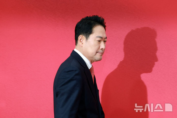 [서울=뉴시스] 고승민 기자 = 장동혁 국민의힘 대표가 지난 12일 서울 여의도 국회에서 열린 최고위원회의에 참석하고 있다. 2026.01.12. kkssmm99@newsis.com