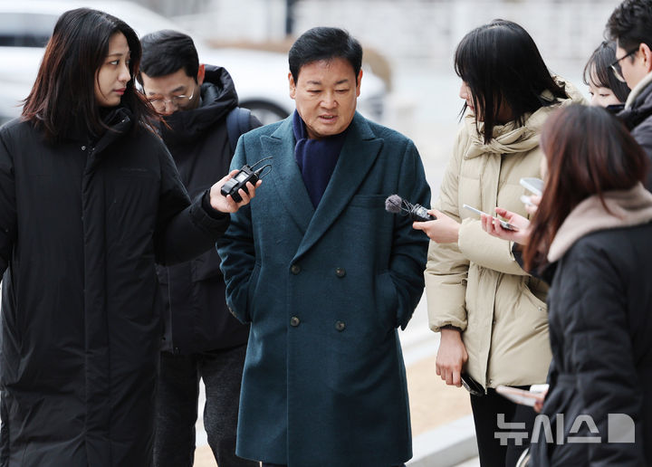 [서울=뉴시스] 김진아 기자 = 핵심 쟁점으로 떠오른 '누가' 종범 의율을 제안한 것인지와 실제로 연어·술파티 등을 통해 진술 회유 내지는 형량 거래가 있었는지를 두고 치열한 공방이 이어지는 가운데, 불씨는 안 아태평화교류협회장에 대한 진술 회유로도 번지는 형국이다. 사진은 서울고검 인권침해점검 TF(태스크포스)에 출석하는 안 회장. 2026.04.09. bluesoda@newsis.com