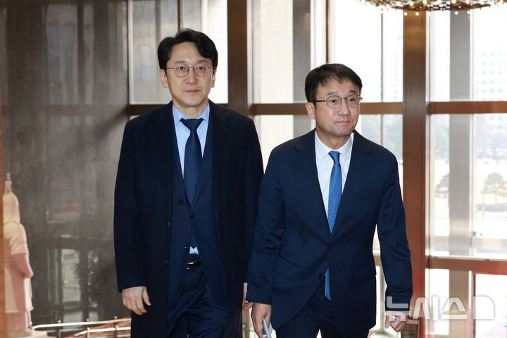 [서울=뉴시스] 고승민 기자 = 더불어민주당 한병도 원내대표와 천준호 원내운영수석부대표가 12일 서울 여의도 국회에서 이동하고 있다. 2026.01.12. kkssmm99@newsis.com