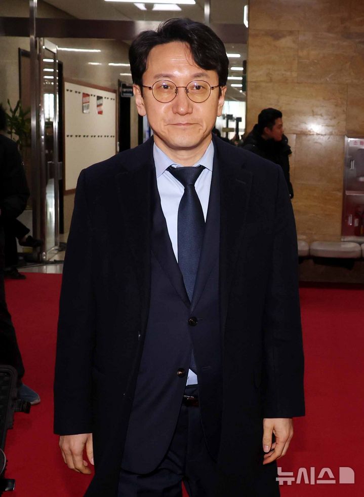 [서울=뉴시스] 조성봉 기자 = 더불어민주당 신임 원내운영수석부대표로 임명된 천준호 의원이 12일 오전 서울 여의도 국회에서 이동을 하고 있다. 2026.01.12. suncho21@newsis.com