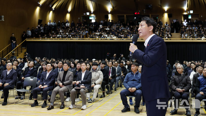 [서울=뉴시스] 김혜진 기자 = 오세훈 서울시장이 12일 서울 중구 서울시청에서 열린 2026년도 신년 직원정례조례에서 서울시 창의 행정이 나아가야 할 방향에 대해 특강을 하고 있다. 2026.01.12. jini@newsis.com