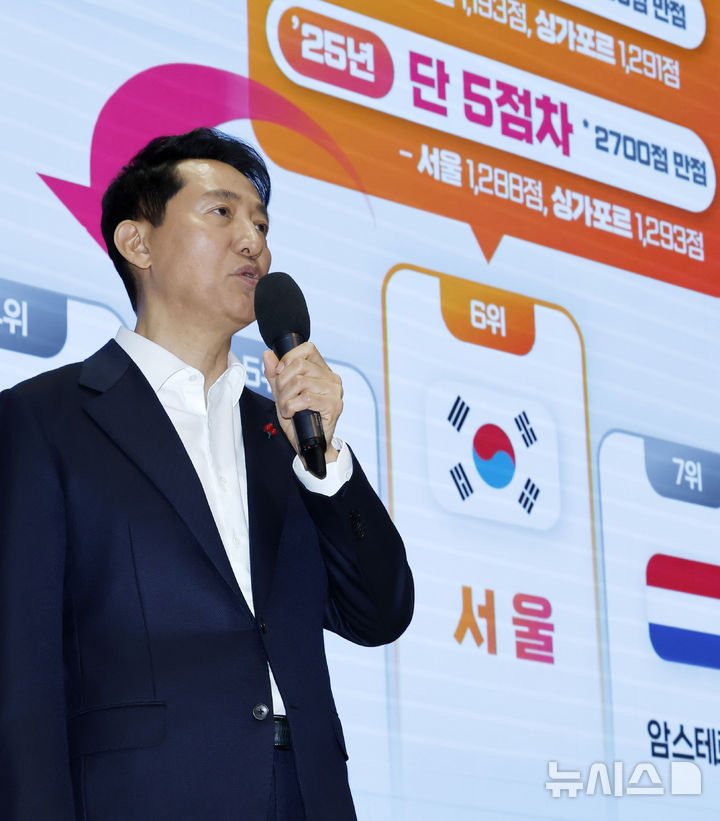 [서울=뉴시스] 김혜진 기자 = 오세훈 서울시장이 12일 서울 중구 서울시청에서 열린 2026년도 신년 직원정례조례에서 서울시 창의 행정이 나아가야 할 방향에 대해 특강을 하고 있다. 2026.01.12. jini@newsis.com