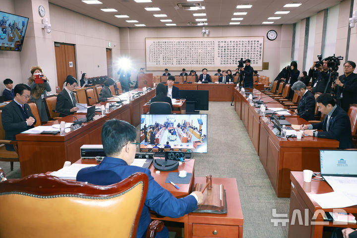 [서울=뉴시스] 고승민 기자 = 12일 서울 여의도 국회에서 열린 법제사법위원회 안건조정위원회에서 박지원 위원장이 회의를 주재하고 있다. 2026.01.12. kkssmm99@newsis.com