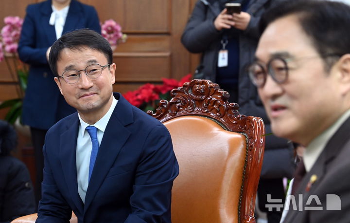 [서울=뉴시스] 조성봉 기자 = 한병도 더불어민주당 원내대표가 12일 오전 우원식 국회의장을 예방하고 있다. (공동취재) 2026.01.12. photo@newsis.com