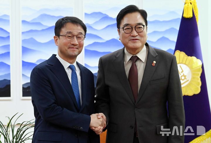 [서울=뉴시스] 조성봉 기자 = 한병도 더불어민주당 원내대표가 12일 오전 우원식 국회의장을 예방하고 기념촬영을 하고 있다. (공동취재) 2026.01.12. photo@newsis.com