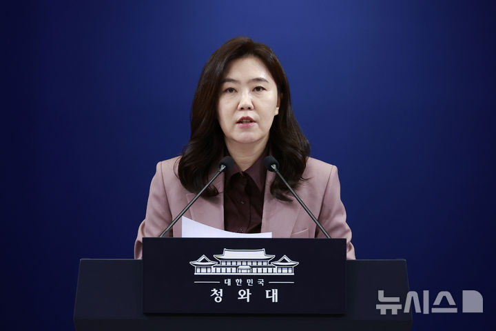 [서울=뉴시스] 최동준 기자 = 강유정 대변인이 12일 청와대에서 캄보디아 성착취 스캠조직 검거 관련 브리핑을 하고 있다. 2026.01.12. photocdj@newsis.com