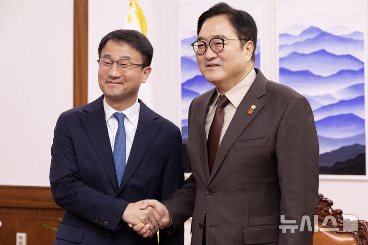 우원식 의장 예방한 한병도 민주당 원내대표, 2차 종합특검법 처리 의지 밝혀 [뉴시스Pic]