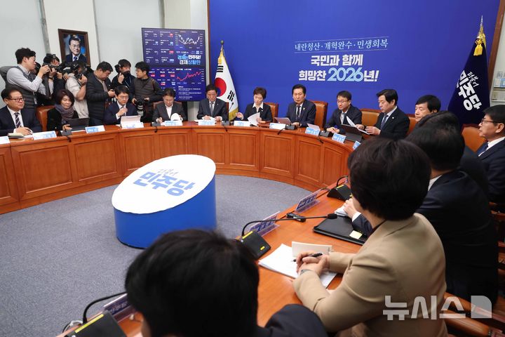 [서울=뉴시스] 조성봉 기자 = 정청래 더불어민주당 대표가 12일 오전 서울 여의도 국회에서 열린 최고위원회의에서 발언을 하고 있다. 2026.01.12. suncho21@newsis.com