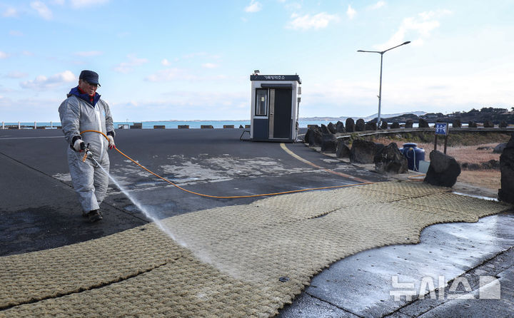 [제주=뉴시스] 우장호 기자 = 12일 오전 제주시 구좌읍 하도리 철새도래지 인근 도로에서 고병원성 조류인플루엔자(AI) 차단 방역을 하고 있다. 제주도에 따르면 지난 5일 서귀포시 성산읍 시흥리 해변 아생조류 분변에서 올겨울 첫 고병원성 AI가 검출돼 항원 검출 지역 지점 반경 10㎞ 지역을 '야생조류 예찰 지역'으로 설정해 가금류에 대한 이동이 제한된 상태다. 2026.01.12. woo1223@newsis.com