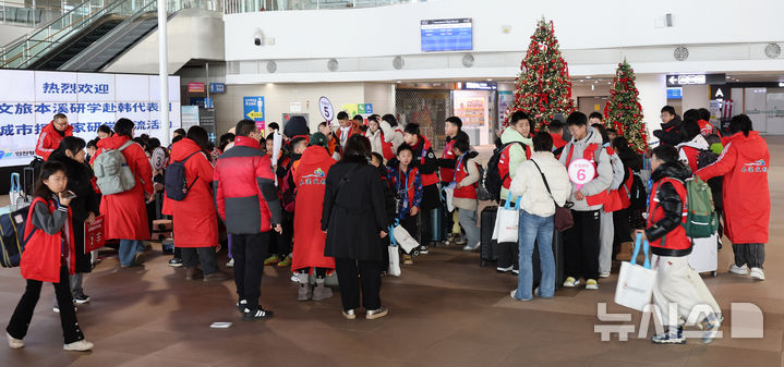 [인천=뉴시스] 전진환 기자 = 중국에서 일본 관광이나 문화 콘텐츠를 제한하는 이른바 ‘한일령(限日令)’ 지속되는 가운데 지난 12일 오전 중국 학생단체 관광객들이 인천 연수구 인천항국제여객터미널을 통해 입국해 모여 있다. 2026.01.12. amin2@newsis.com