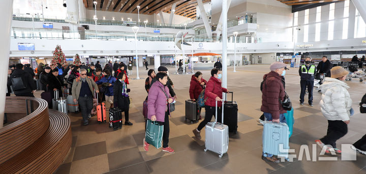 [인천=뉴시스] 전진환 기자 = 중국에서 일본 관광이나 문화 콘텐츠를 제한하는 이른바 ‘한일령(限日令)’ 지속되는 가운데 12일 오전 중국인 단체 관광객들이 인천 연수구 인천항국제여객터미널을 통해 입국해 버스로 이동하고 있다. 2026.01.12. amin2@newsis.com