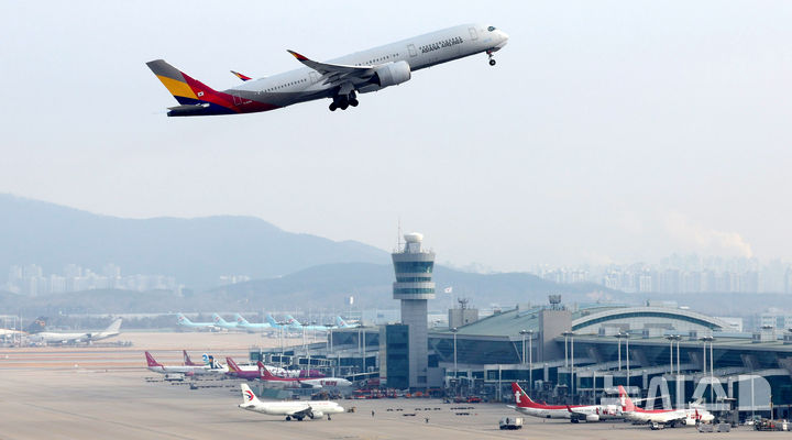 [인천공항=뉴시스] 추상철 기자 = 12일 오전 인천국제공항에서 아시아나항공 여객기가 날아 오르고 있다. 아시아나항공은 오는 14일부터 기존 인천국제공항 1터미널에서 2터미널로 운항이 변경된다. 2026.01.12. scchoo@newsis.com