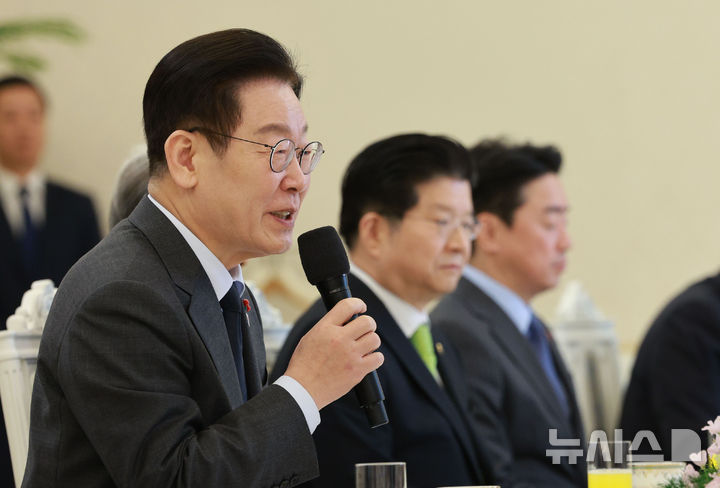 [서울=뉴시스] 고범준 기자 = 이재명 대통령이 12일 청와대 본관에서 열린 종교 지도자 초청 오찬 간담회에서 발언하고 있다. 2026.01.12. bjko@newsis.com