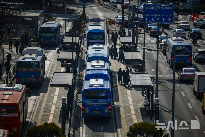 [서울=뉴시스] 서울 중구 서울역버스환승센터에 버스가 도착하고 있다. photo@newsis.com