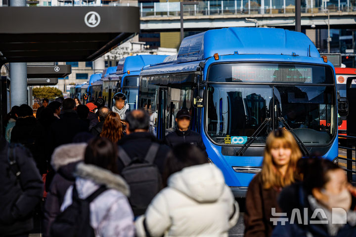 [서울=뉴시스] 정병혁 기자 = 통상임금 쟁점을 두고 사측과 1년 간 첨예하게 대립해온 서울 시내버스 노조가 총파업 예고일을 하루 앞둔 12일 서울 중구 서울역버스환승센터에 버스가 도착하고 있다.서울 시내버스 노사에 따르면 양측은 노조의 총파업 예고일 하루 앞둔 이날 오후부터 서울 영등포구 서울지방노동위원회에서 임금·단체협약(임단협) 막판 협상에 나설 예정이다. 서울에서만 7400여 대의 버스가 운행 중인 만큼 협상이 타결되지 않을 경우 13일 오전 첫차부터 교통대란이 불가피할 전망이다. 2026.01.12. jhope@newsis.com