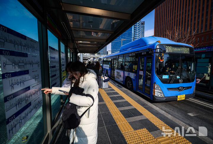 [서울=뉴시스] 정병혁 기자 = 통상임금 쟁점을 두고 사측과 1년 간 첨예하게 대립해온 서울 시내버스 노조가 총파업 예고일을 하루 앞둔 12일 서울 중구 서울역버스환승센터에 버스가 도착하고 있다.서울 시내버스 노사에 따르면 양측은 노조의 총파업 예고일 하루 앞둔 이날 오후부터 서울 영등포구 서울지방노동위원회에서 임금·단체협약(임단협) 막판 협상에 나설 예정이다. 서울에서만 7400여 대의 버스가 운행 중인 만큼 협상이 타결되지 않을 경우 13일 오전 첫차부터 교통대란이 불가피할 전망이다. 2026.01.12. jhope@newsis.com