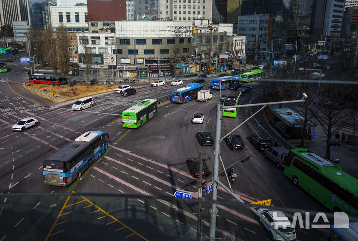 [서울=뉴시스] 정병혁 기자 = 통상임금 쟁점을 두고 사측과 1년 간 첨예하게 대립해온 서울 시내버스 노조가 총파업 예고일을 하루 앞둔 12일 서울 중구 세종대로에 버스가 오가고 있다.서울 시내버스 노사에 따르면 양측은 노조의 총파업 예고일 하루 앞둔 이날 오후부터 서울 영등포구 서울지방노동위원회에서 임금·단체협약(임단협) 막판 협상에 나설 예정이다. 서울에서만 7400여 대의 버스가 운행 중인 만큼 협상이 타결되지 않을 경우 13일 오전 첫차부터 교통대란이 불가피할 전망이다. 2026.01.12. jhope@newsis.com