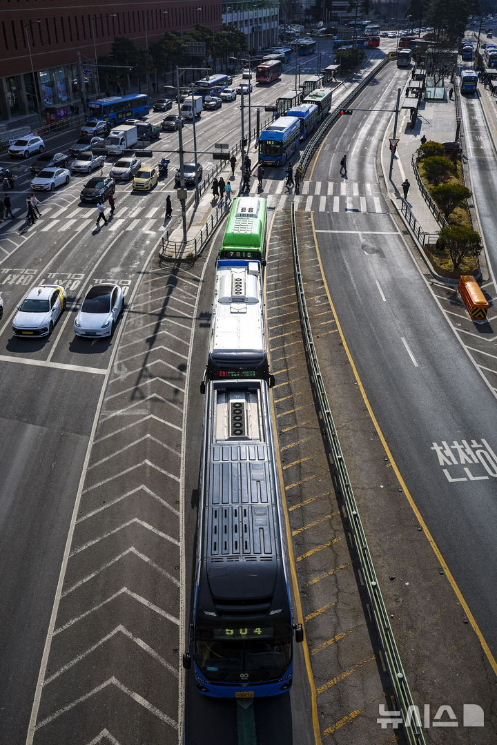 [서울=뉴시스] 정병혁 기자 = 통상임금 쟁점을 두고 사측과 1년 간 첨예하게 대립해온 서울 시내버스 노조가 총파업 예고일을 하루 앞둔 12일 서울 중구 세종대로에 버스가 오가고 있다.서울 시내버스 노사에 따르면 양측은 노조의 총파업 예고일 하루 앞둔 이날 오후부터 서울 영등포구 서울지방노동위원회에서 임금·단체협약(임단협) 막판 협상에 나설 예정이다. 서울에서만 7400여 대의 버스가 운행 중인 만큼 협상이 타결되지 않을 경우 13일 오전 첫차부터 교통대란이 불가피할 전망이다. 2026.01.12. jhope@newsis.com